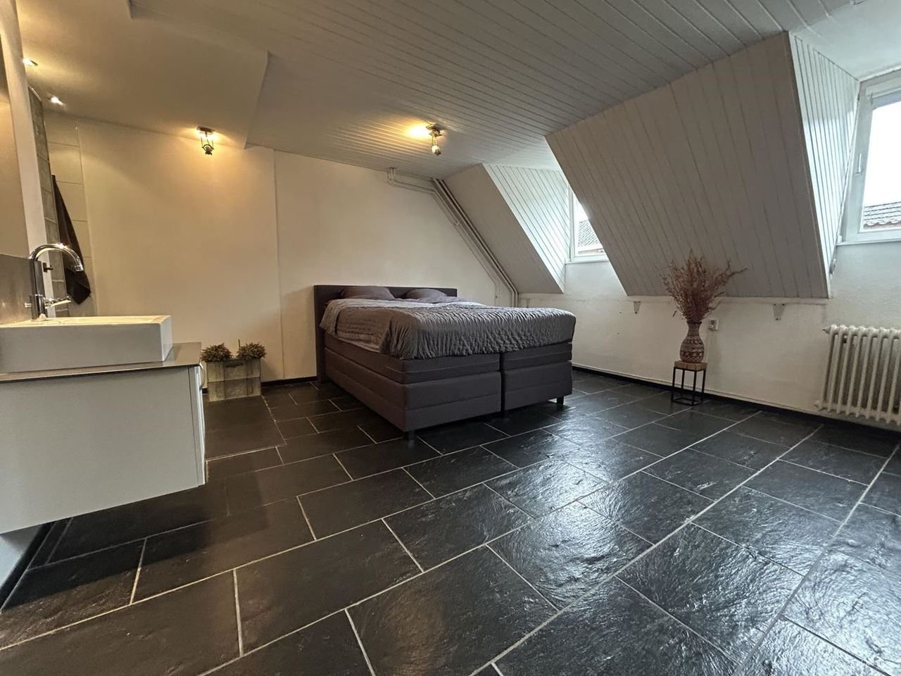 Spacious upper-floor apartment with roof terrace in the city center - Image 13