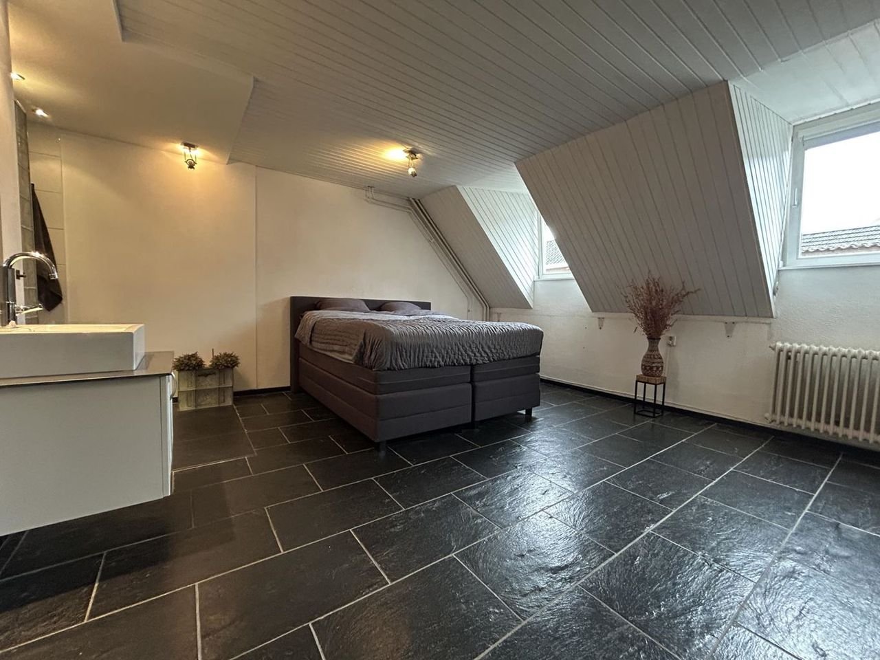 Spacious upper-floor apartment with roof terrace in the city center - Image 12