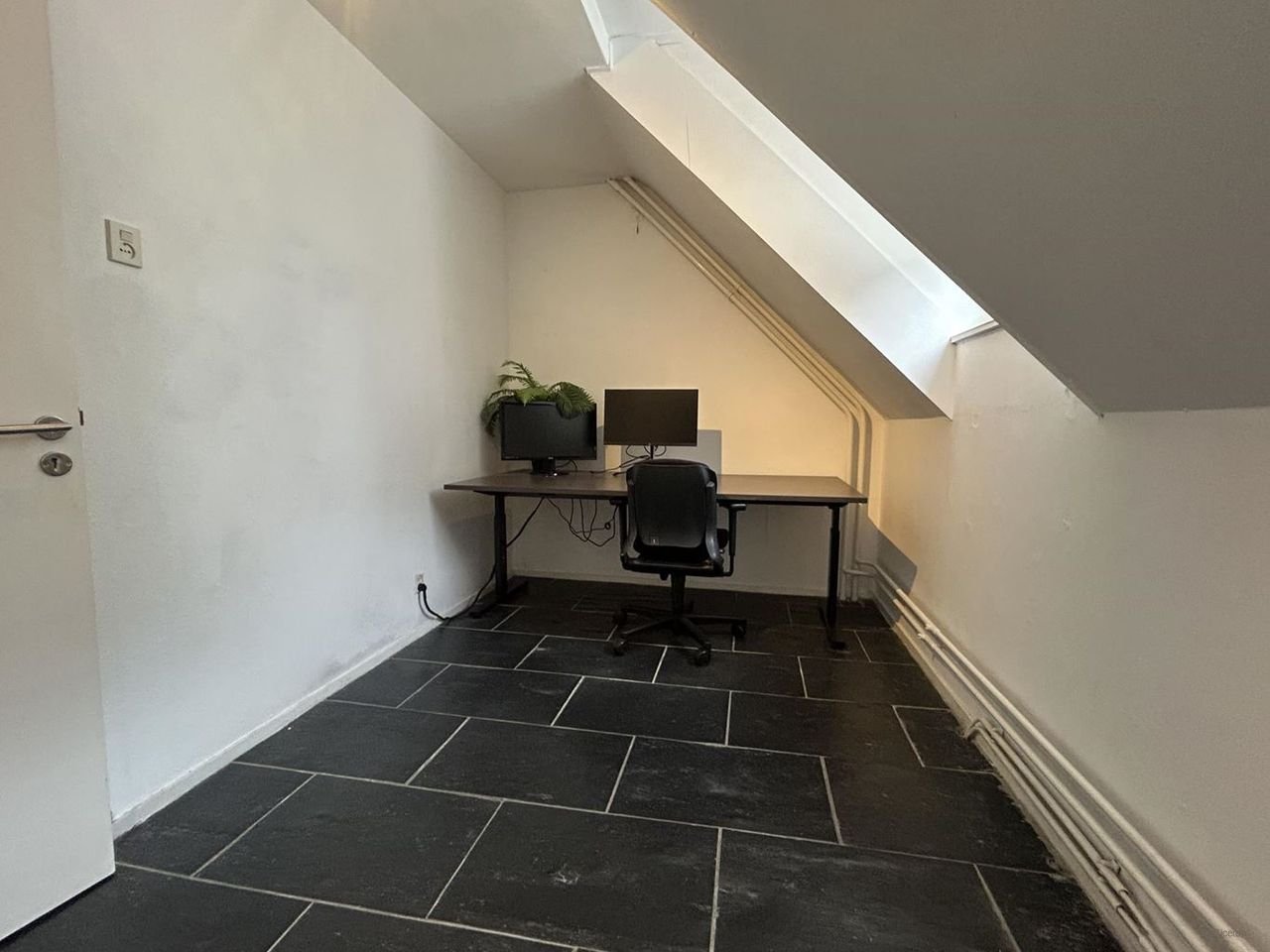 Spacious upper-floor apartment with roof terrace in the city center - Image 17