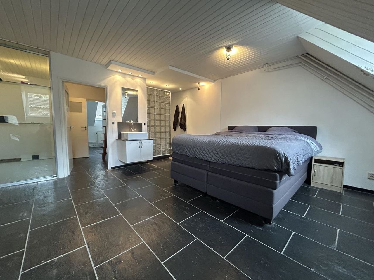 Spacious upper-floor apartment with roof terrace in the city center - Image 11