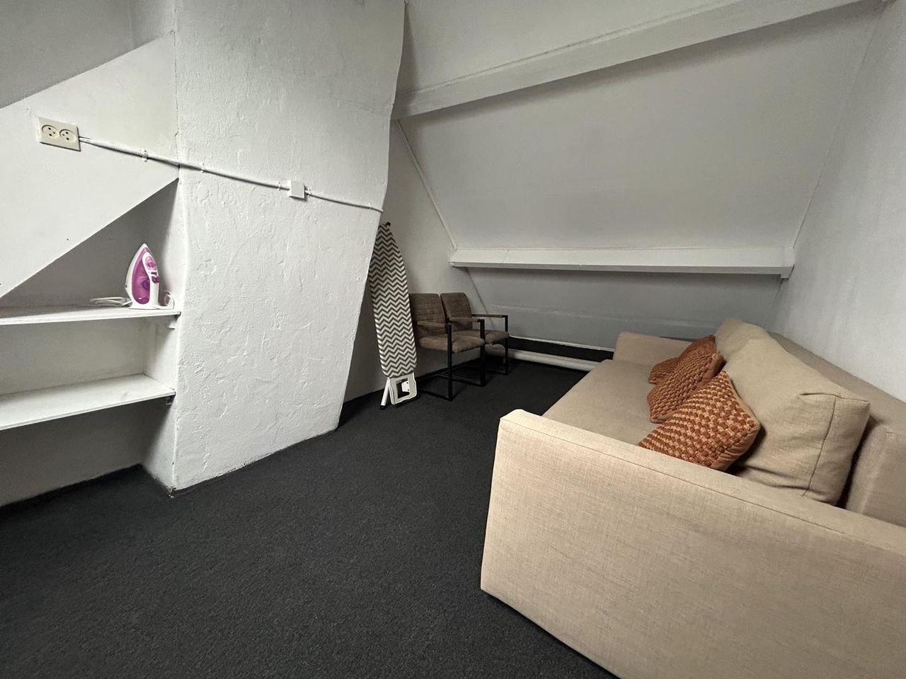 Spacious upper-floor apartment with roof terrace in the city center - Image 20