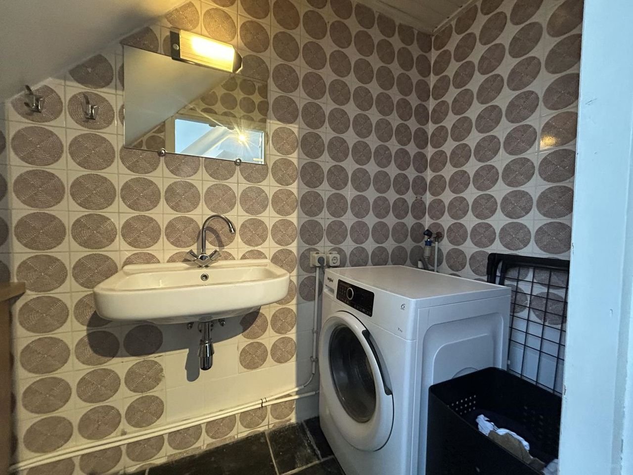 Spacious upper-floor apartment with roof terrace in the city center - Image 18