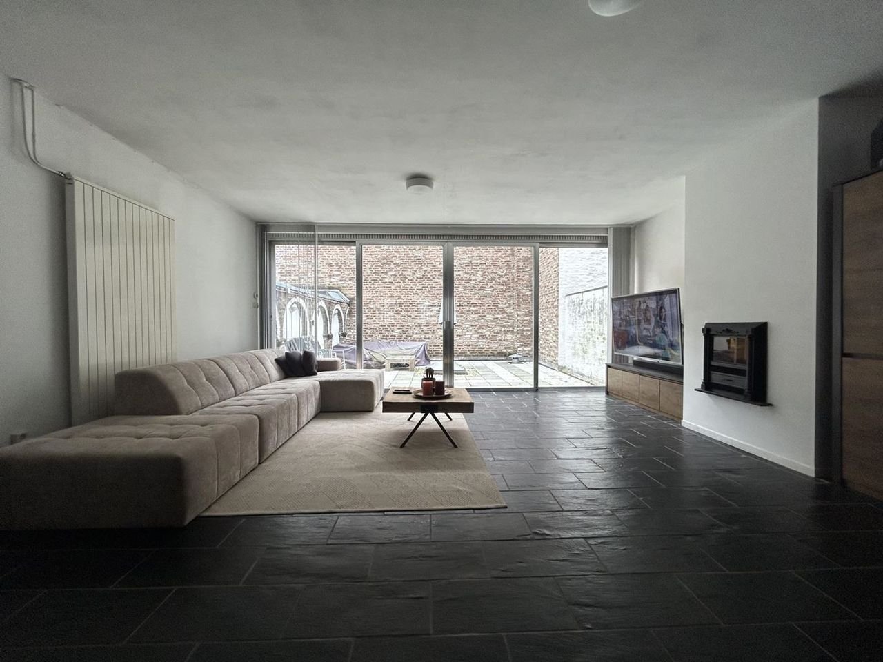 Spacious upper-floor apartment with roof terrace in the city center - Image 4