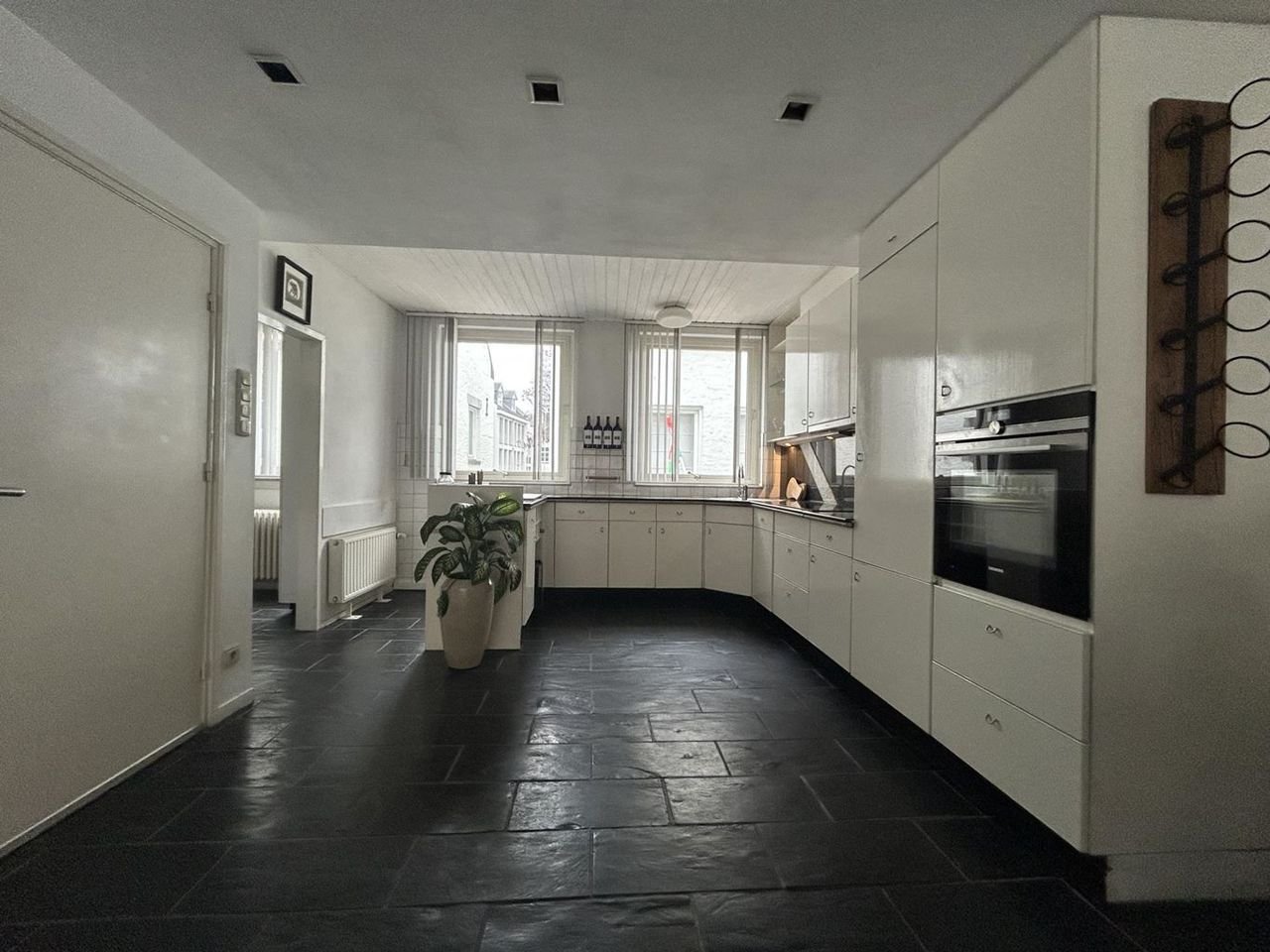 Spacious upper-floor apartment with roof terrace in the city center - Image 5