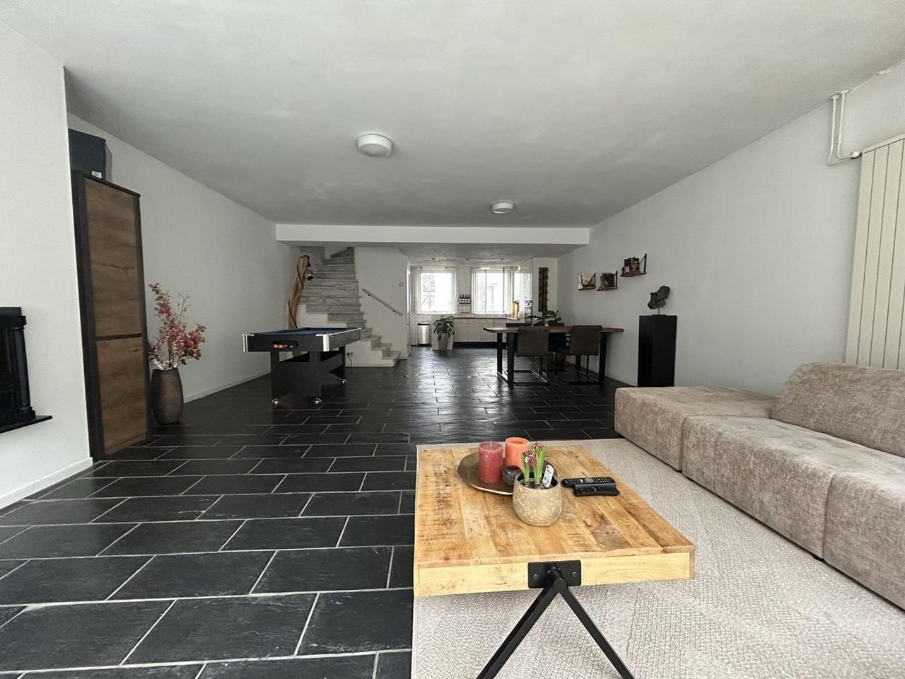 Spacious upper-floor apartment with roof terrace in the city center - Image 7