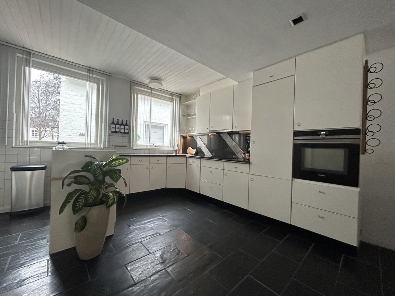 Spacious upper-floor apartment with roof terrace in the city center - Image 3