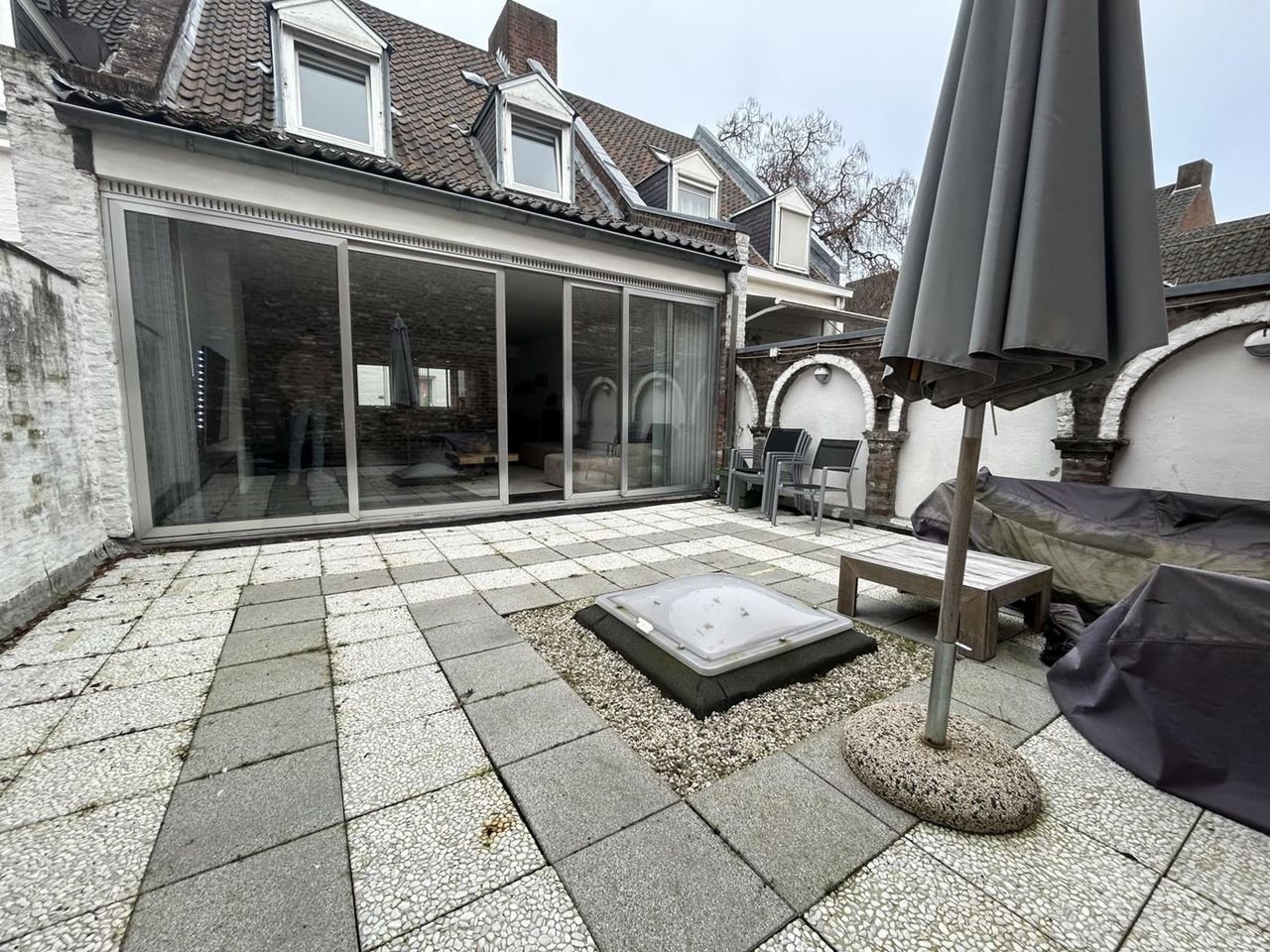 Spacious upper-floor apartment with roof terrace in the city center - Image 9