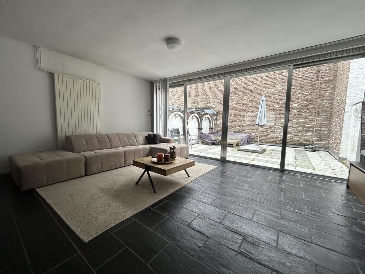 Spacious upper-floor apartment with roof terrace in the city center - Image 6