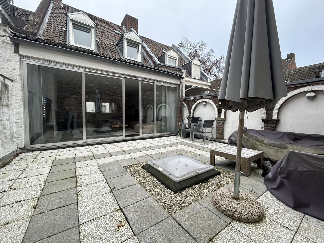 Spacious upper-floor apartment with roof terrace in the city center - Image 8