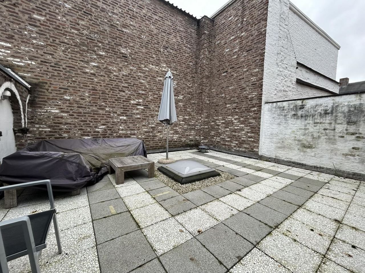 Spacious upper-floor apartment with roof terrace in the city center - Image 10