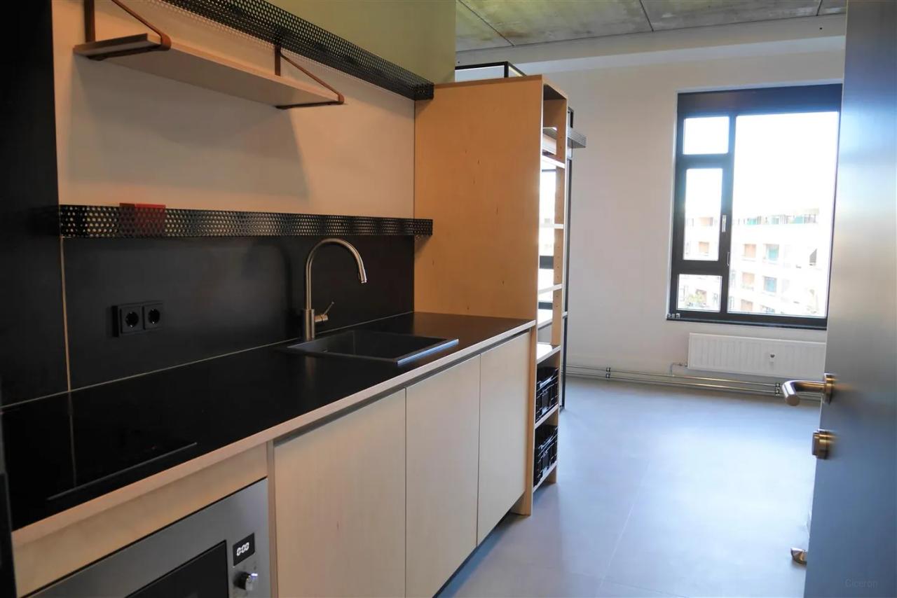 Furnished studio overlooking courtyard - Image 1
