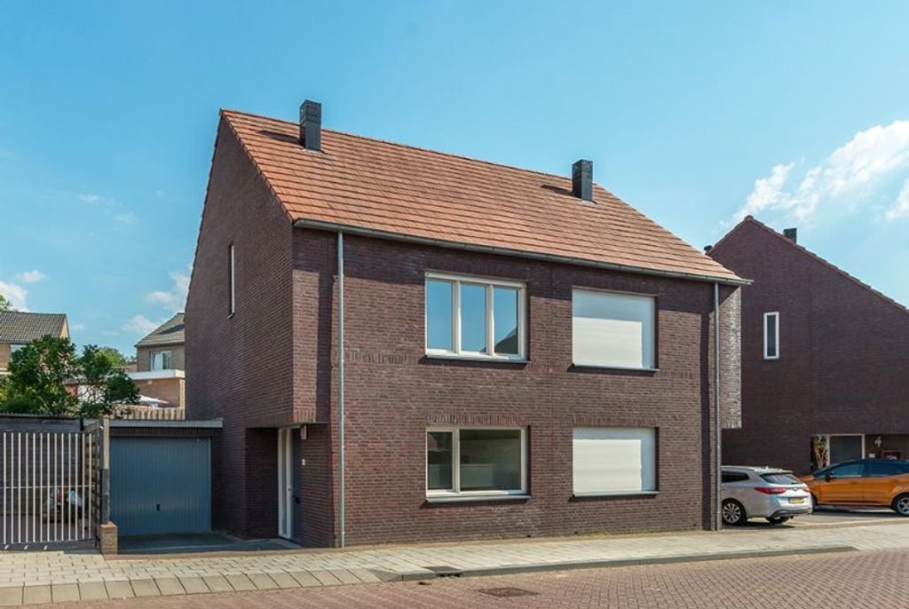 Moderne tweekapper met garage - Afbeelding 1