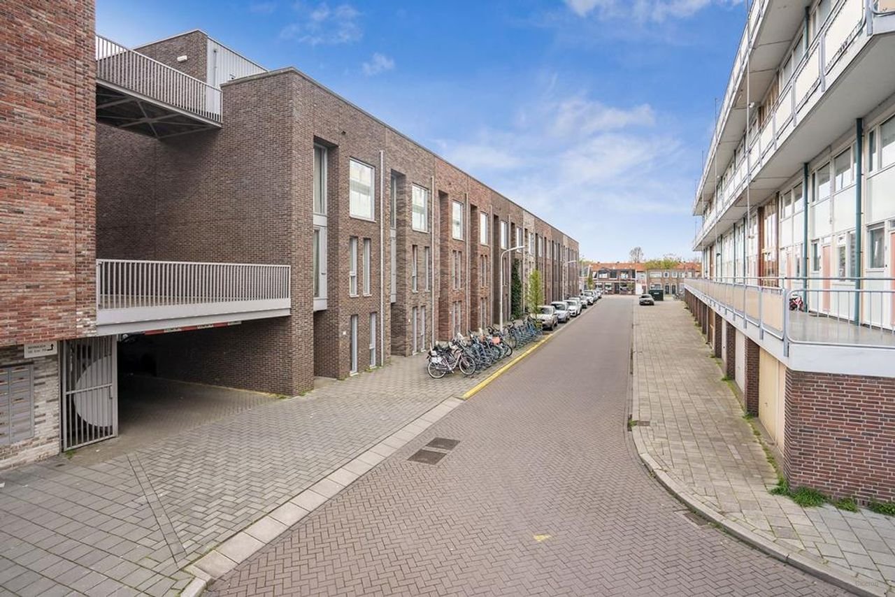 Corner house with roof terrace in Zaandam South - Image 2