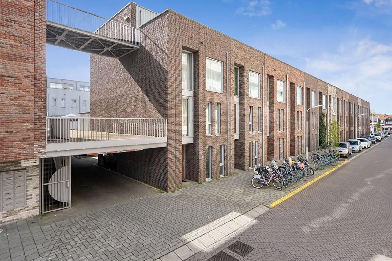 Corner house with roof terrace in Zaandam South - Image 1