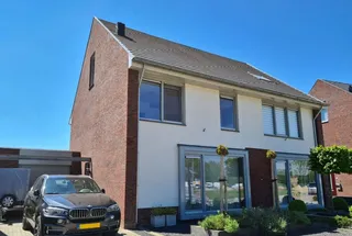 Moderne gezinswoning met garage en tuin in Bocholtz