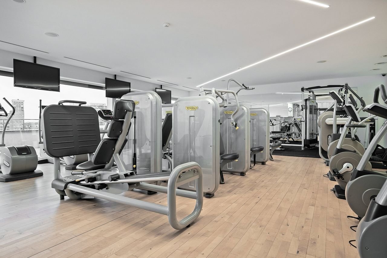 Luxury living in New Orleans with swimming pool - Image 16