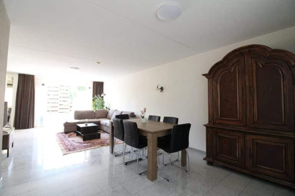 Ruime gezinswoning met garage in Tongelre - Afbeelding 3