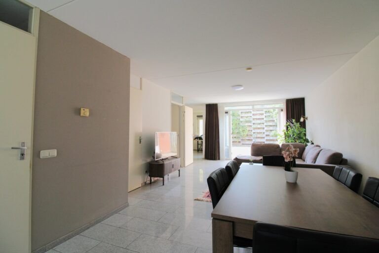 Ruime gezinswoning met garage in Tongelre - Afbeelding 4