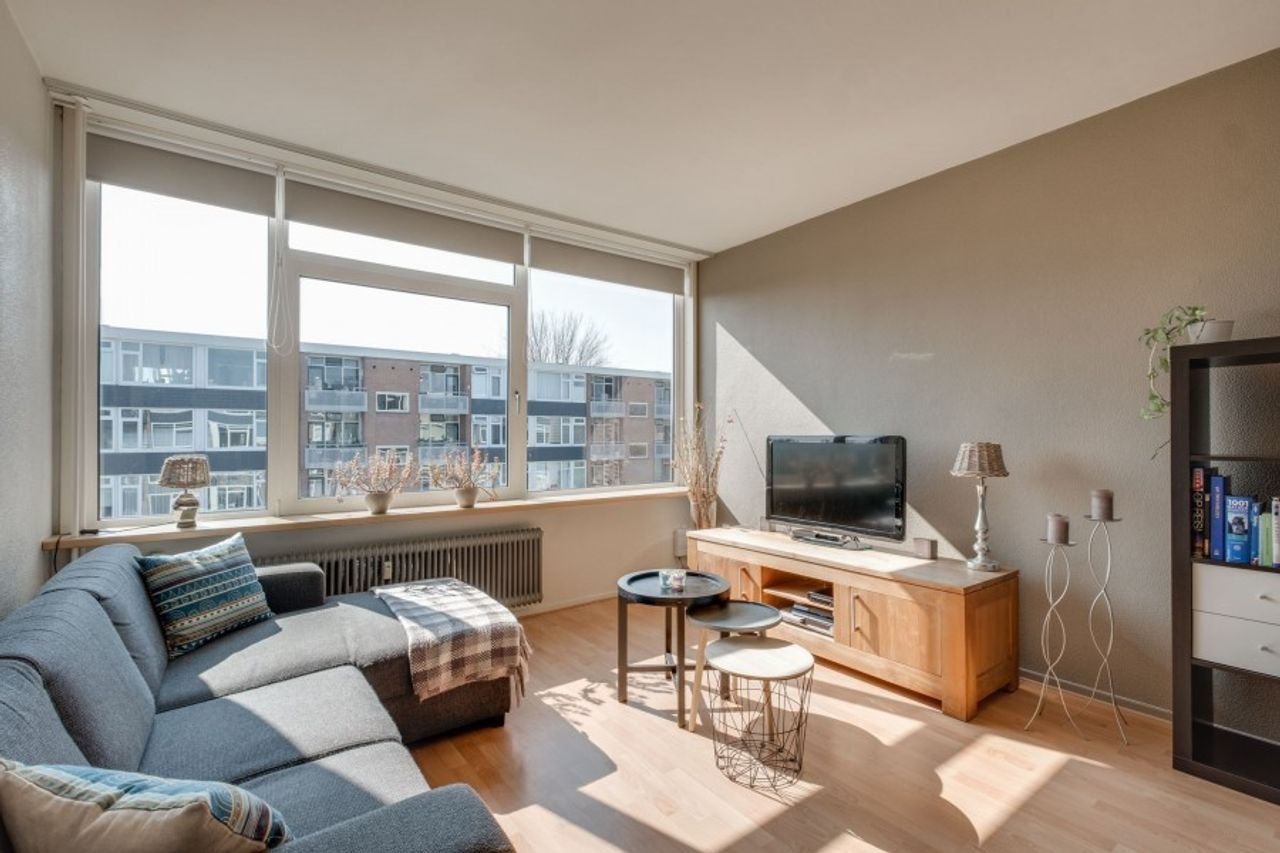 Bright 2-bedroom apartment with two balconies - Image 2