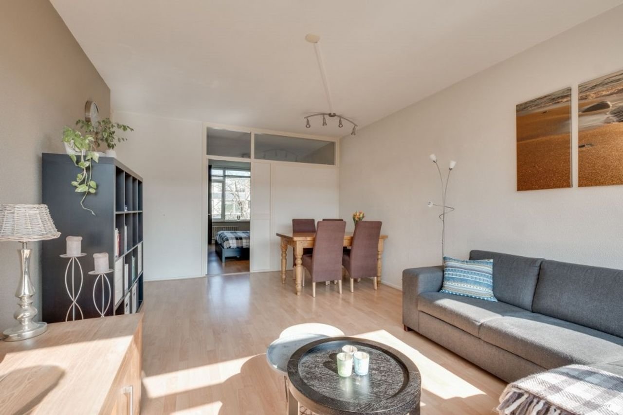 Bright 2-bedroom apartment with two balconies - Image 3