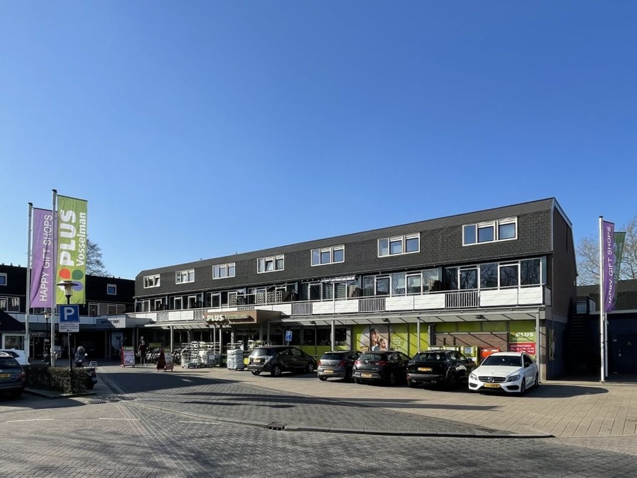 Spacious maisonette above shopping center - Image 1