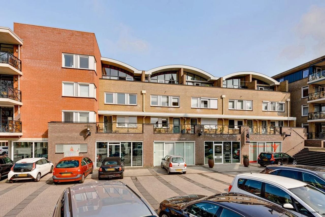 Spacious studio home in the heart of Welten - Image 36