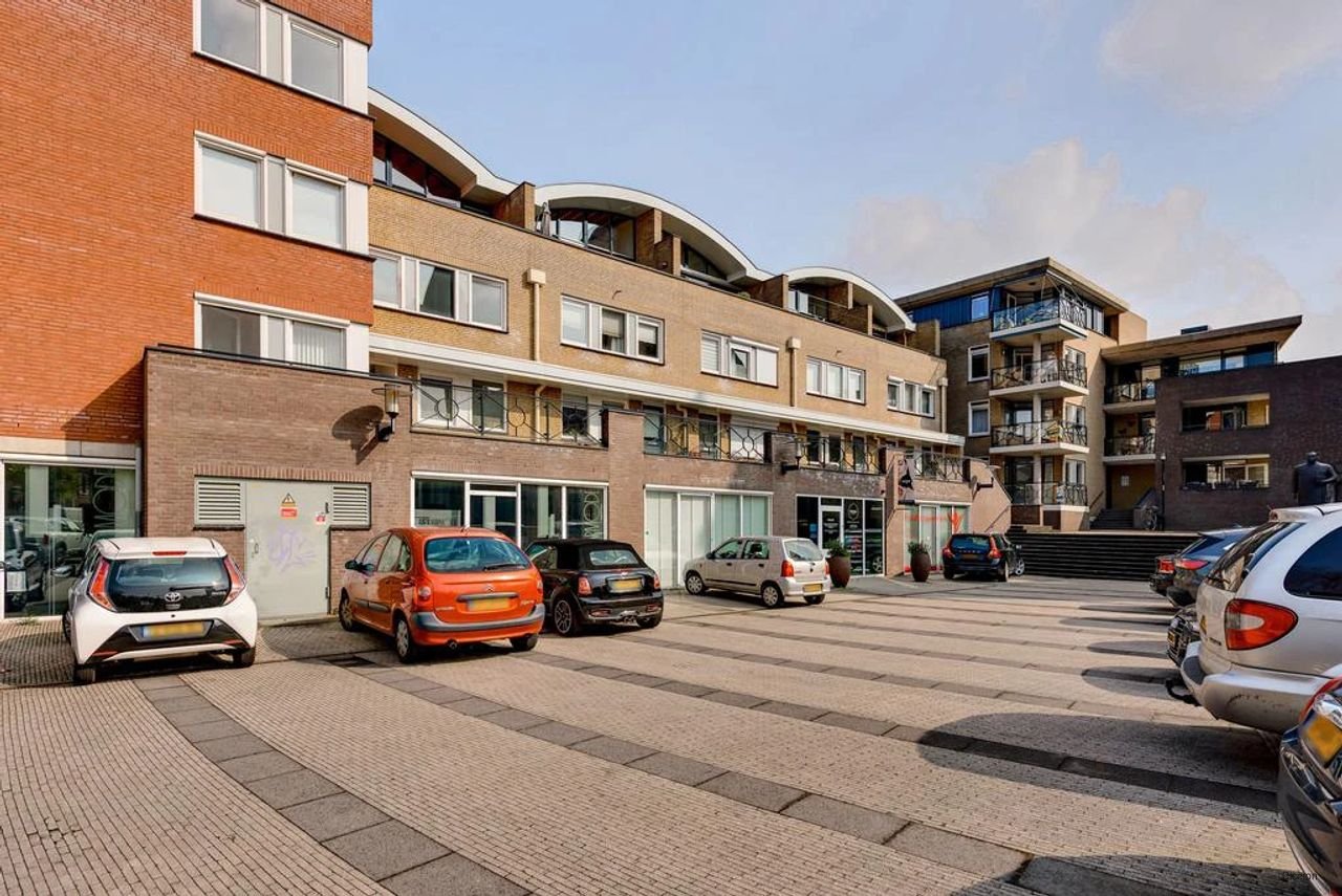 Spacious studio home in the heart of Welten - Image 35