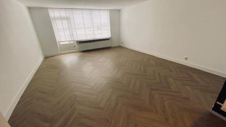 Bright 2-bedroom apartment with garage - Image 5