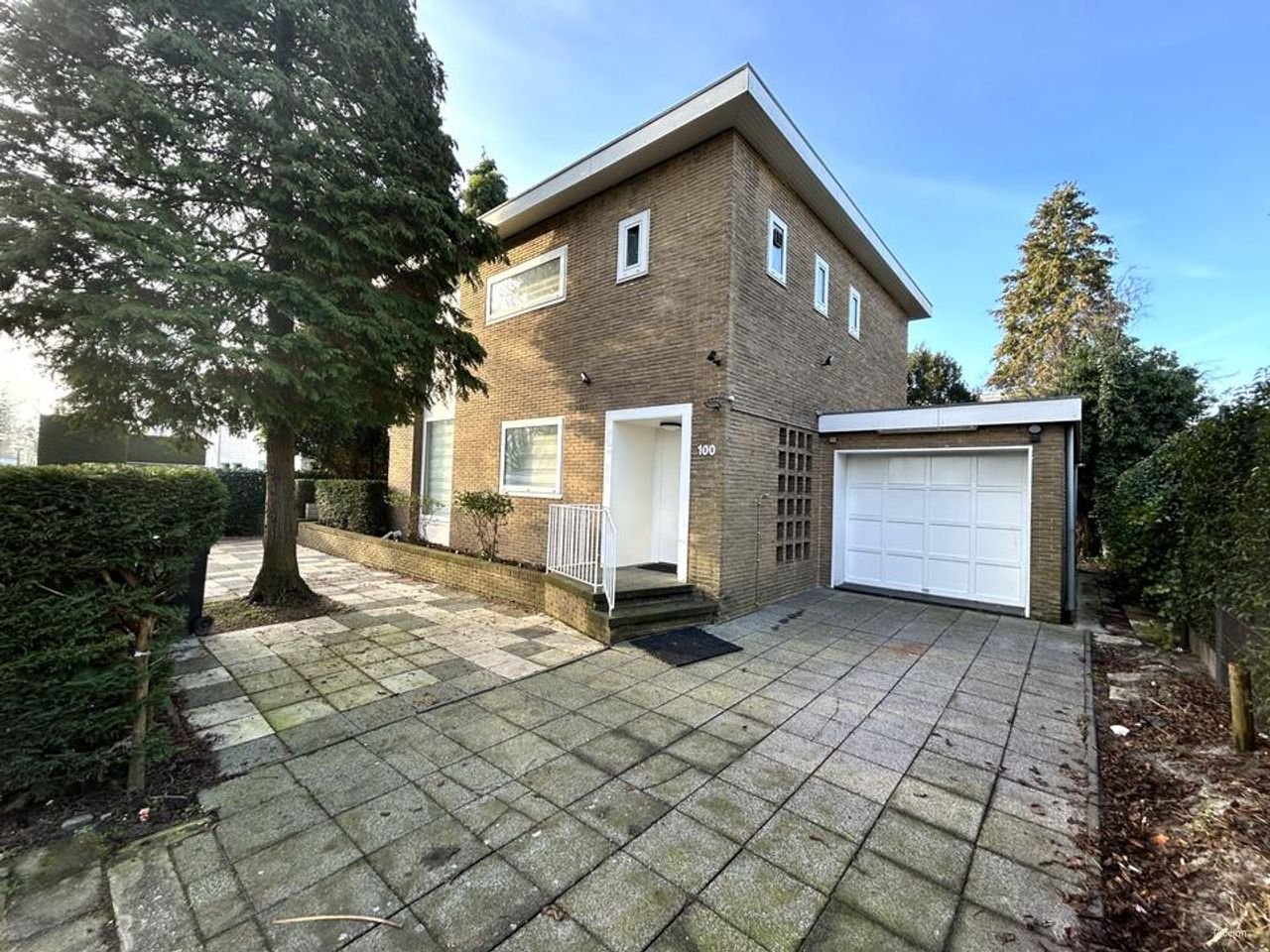 Vrijstaande villa met garage en grote tuin - Afbeelding 1