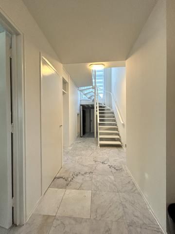 Vrijstaande villa met garage en grote tuin - Afbeelding 2