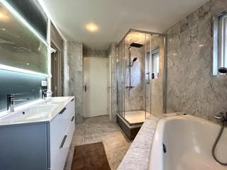 Vrijstaande villa met garage en grote tuin - Afbeelding 17