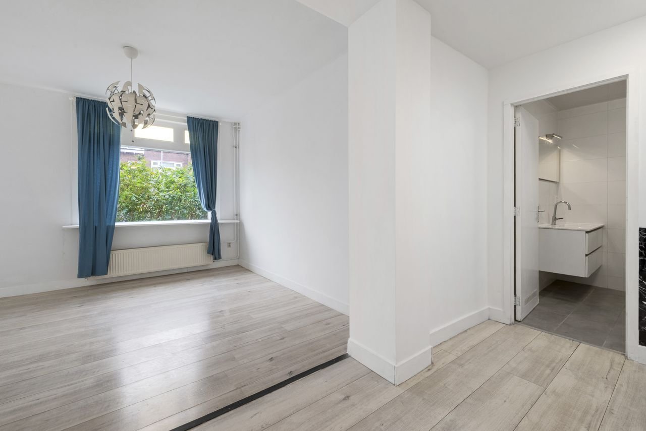 Corner house with roof terrace in Bomenbuurt - Image 8