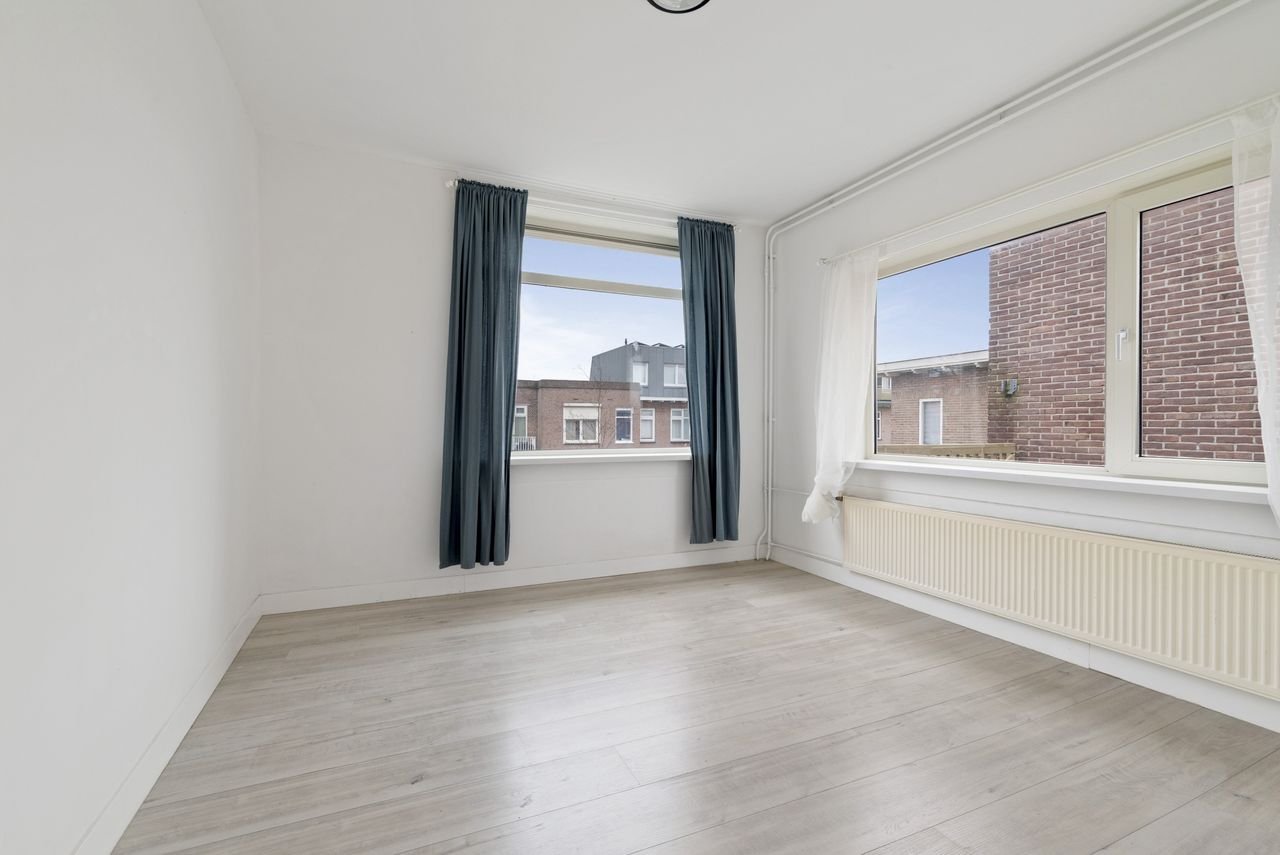Corner house with roof terrace in Bomenbuurt - Image 18