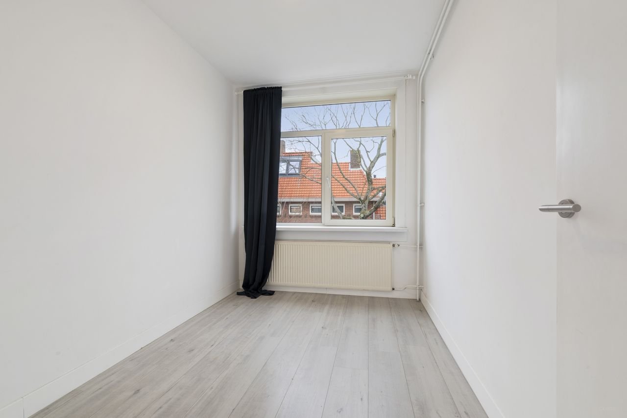 Corner house with roof terrace in Bomenbuurt - Image 13