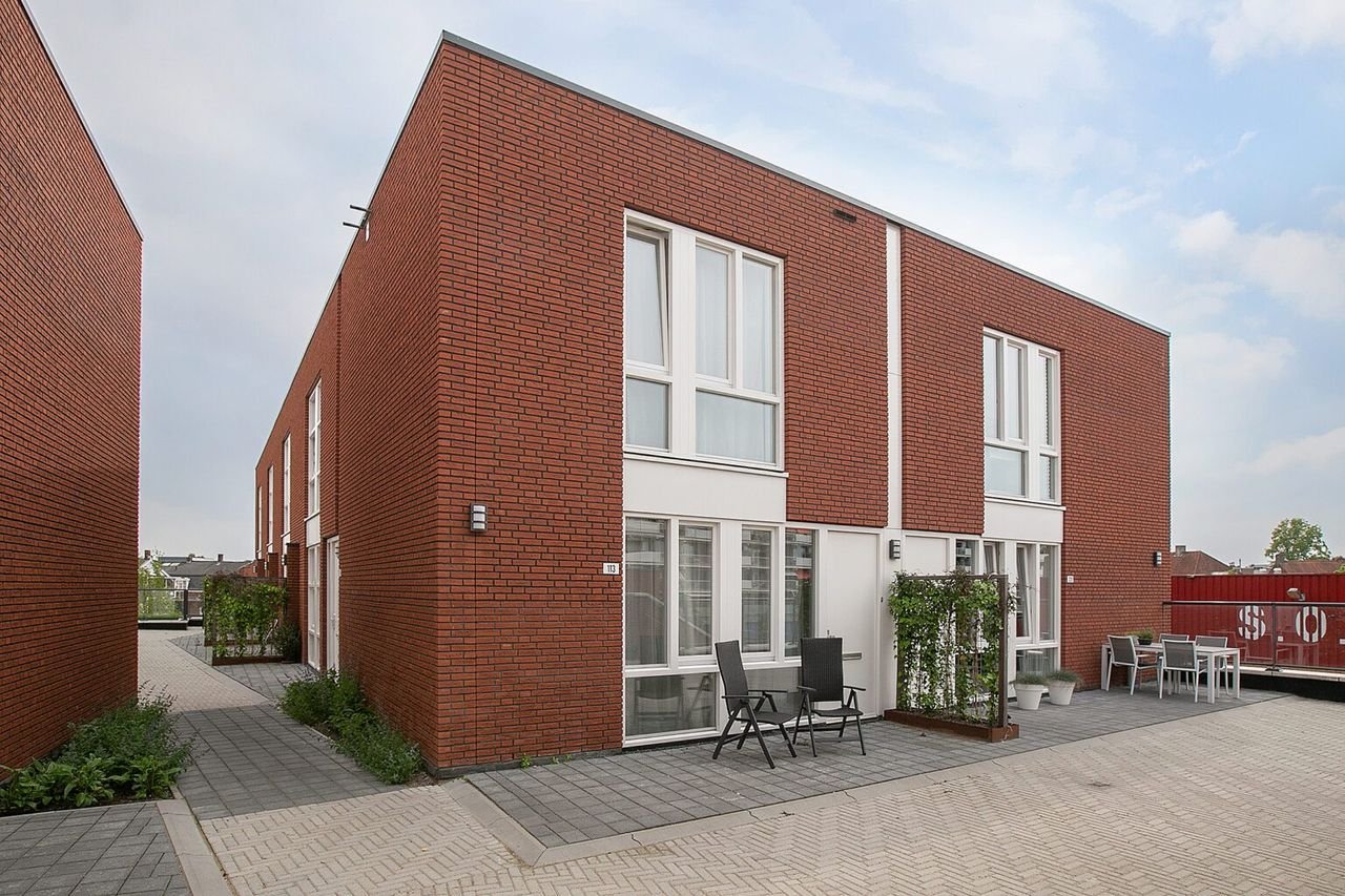 Moderne stadswoning in Tilburg met eigen parking - Afbeelding 1