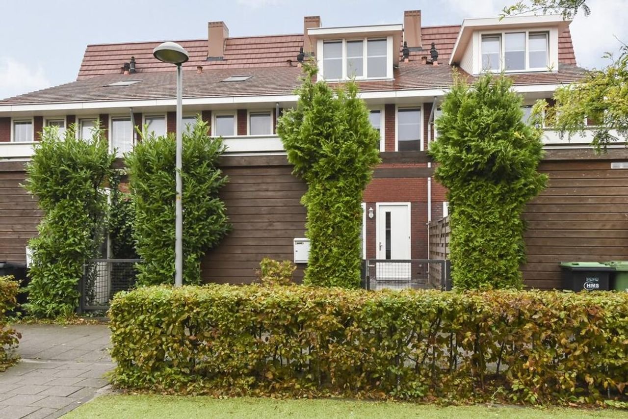 Modern herenhuis met zonnige voortuin - Afbeelding 1