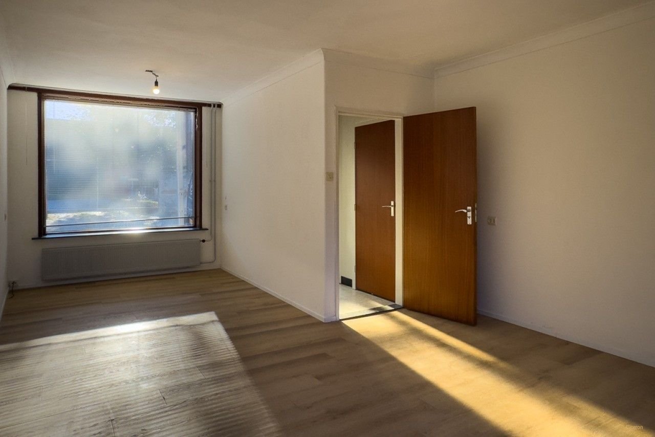 Fijne woning met garage en nieuwe keuken - Afbeelding 2