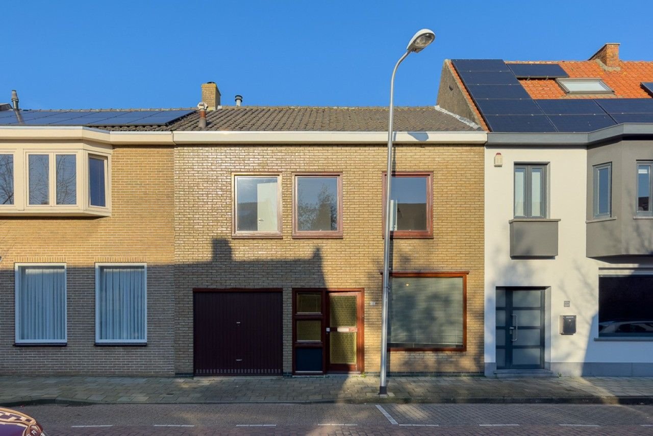 Fijne woning met garage en nieuwe keuken - Afbeelding 1