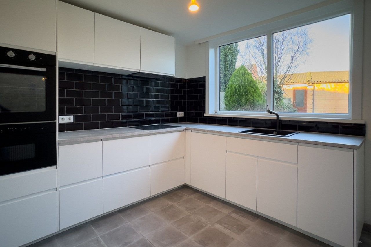 Fijne woning met garage en nieuwe keuken - Afbeelding 4