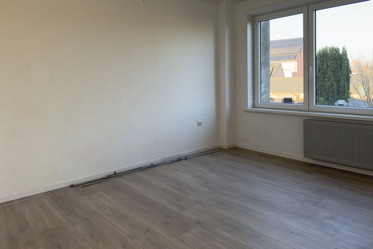 Fijne woning met garage en nieuwe keuken - Afbeelding 5