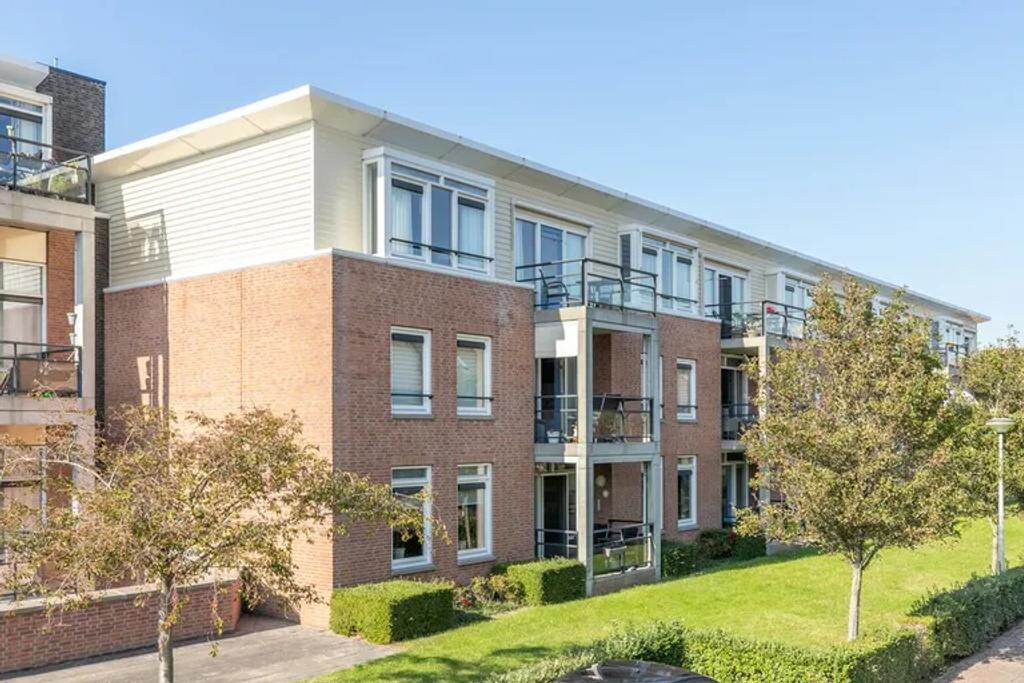 Furnished two-bedroom apartment with balcony - Image 1