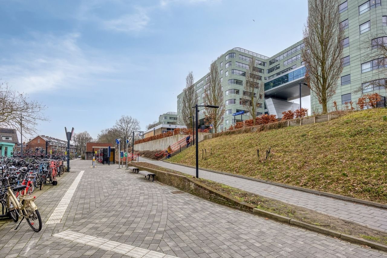 Spacious 4-room apartment Leiden - Image 54