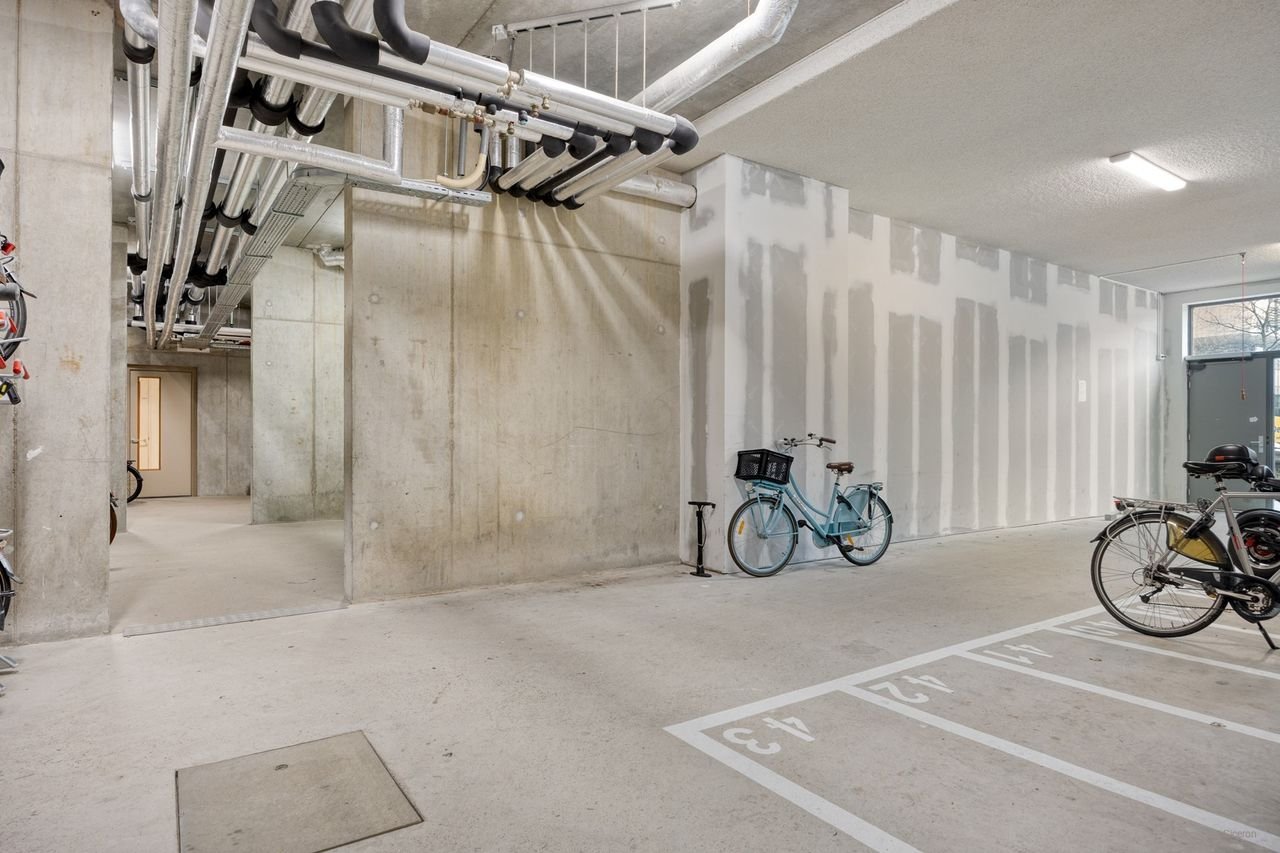 Spacious 4-room apartment Leiden - Image 43