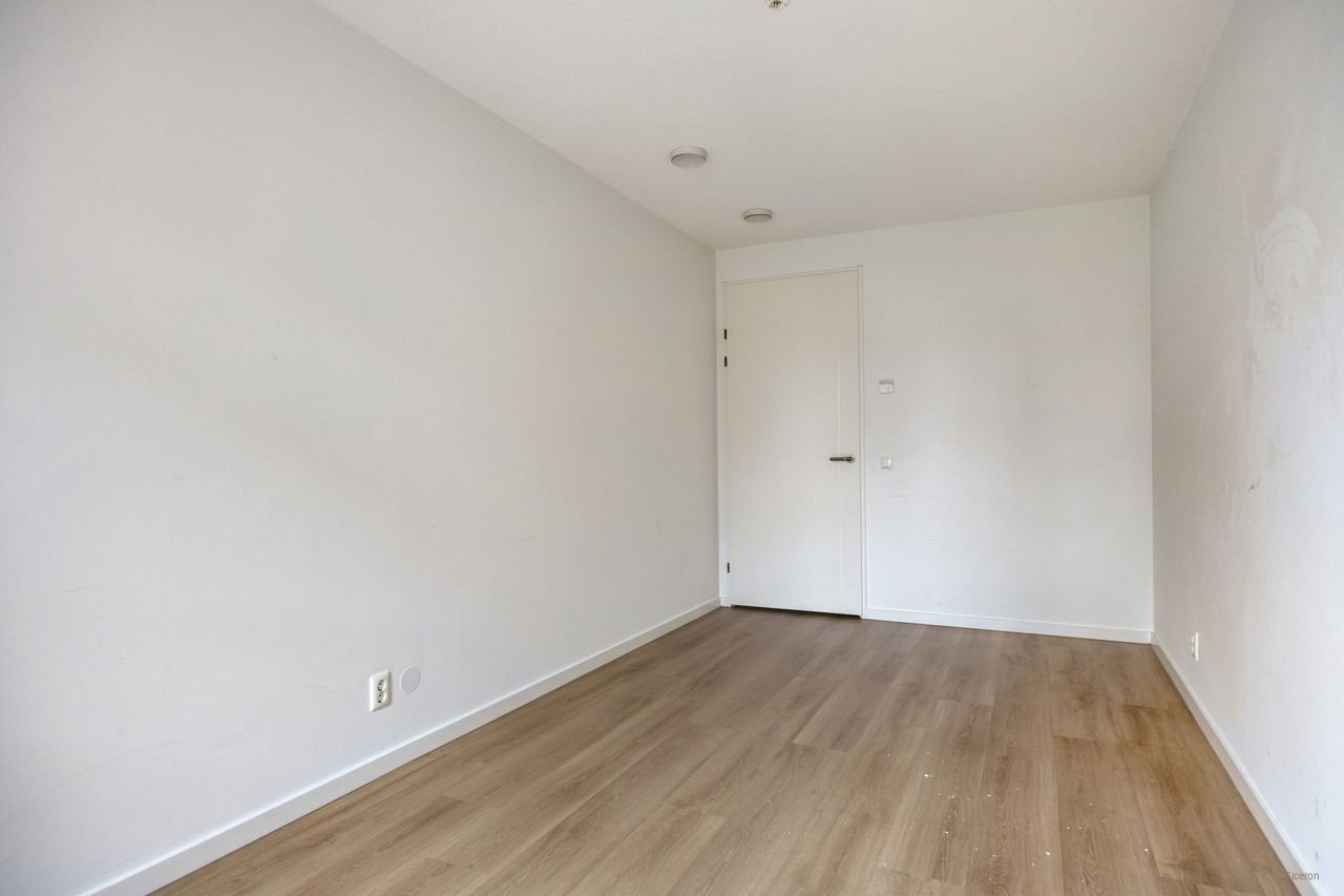 Spacious 4-room apartment Leiden - Image 38