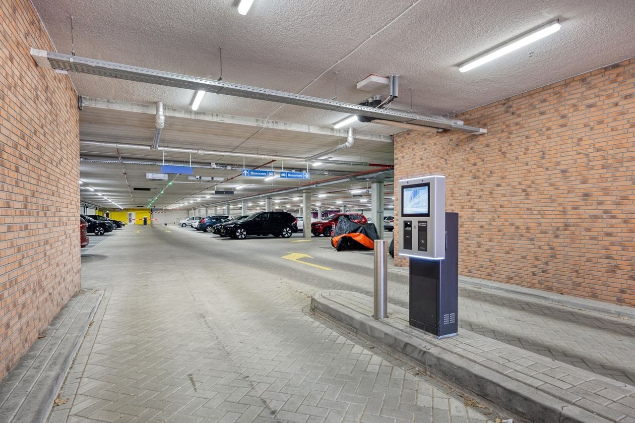 Spacious 4-room apartment Leiden - Image 48