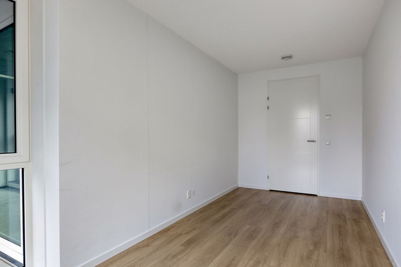Spacious 4-room apartment Leiden - Image 36
