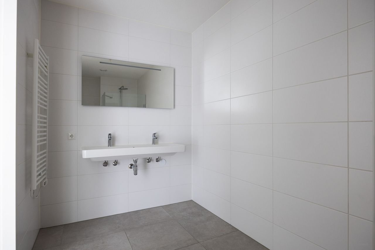 Spacious 4-room apartment Leiden - Image 33