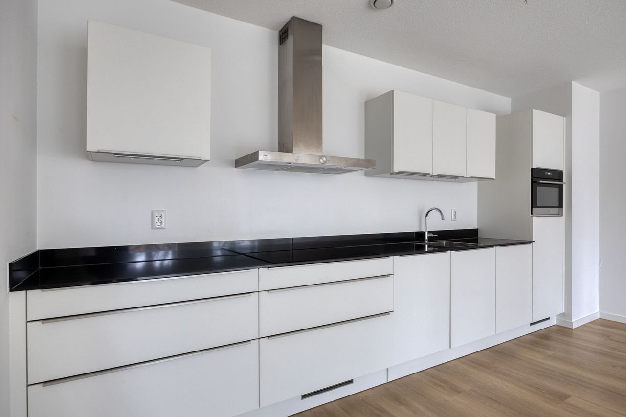 Spacious 4-room apartment Leiden - Image 22