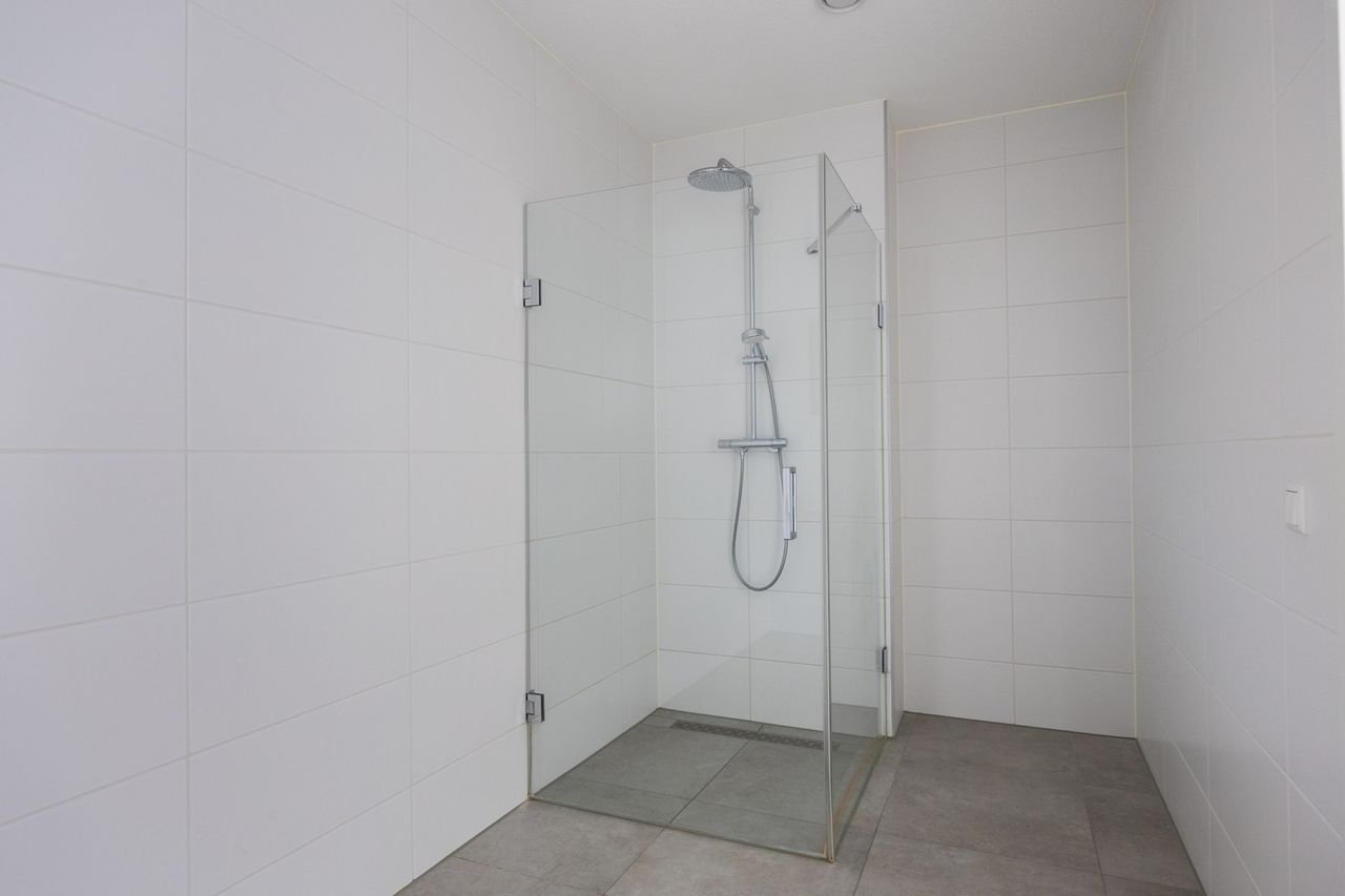 Spacious 4-room apartment Leiden - Image 32