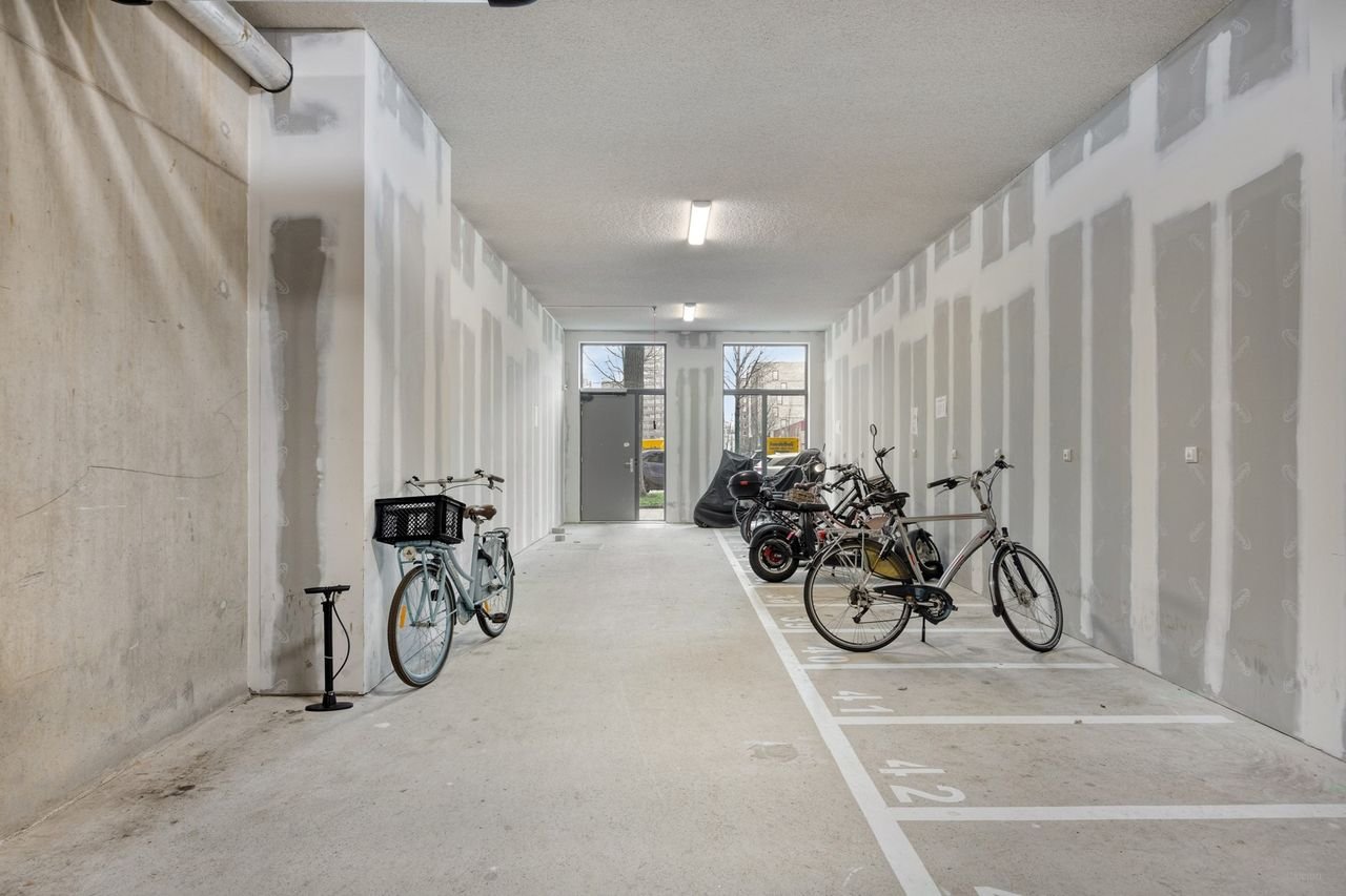 Spacious 4-room apartment Leiden - Image 42